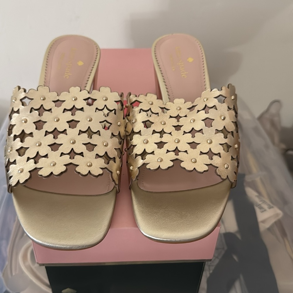 Kate Spade Daisy mules NWT in gold color